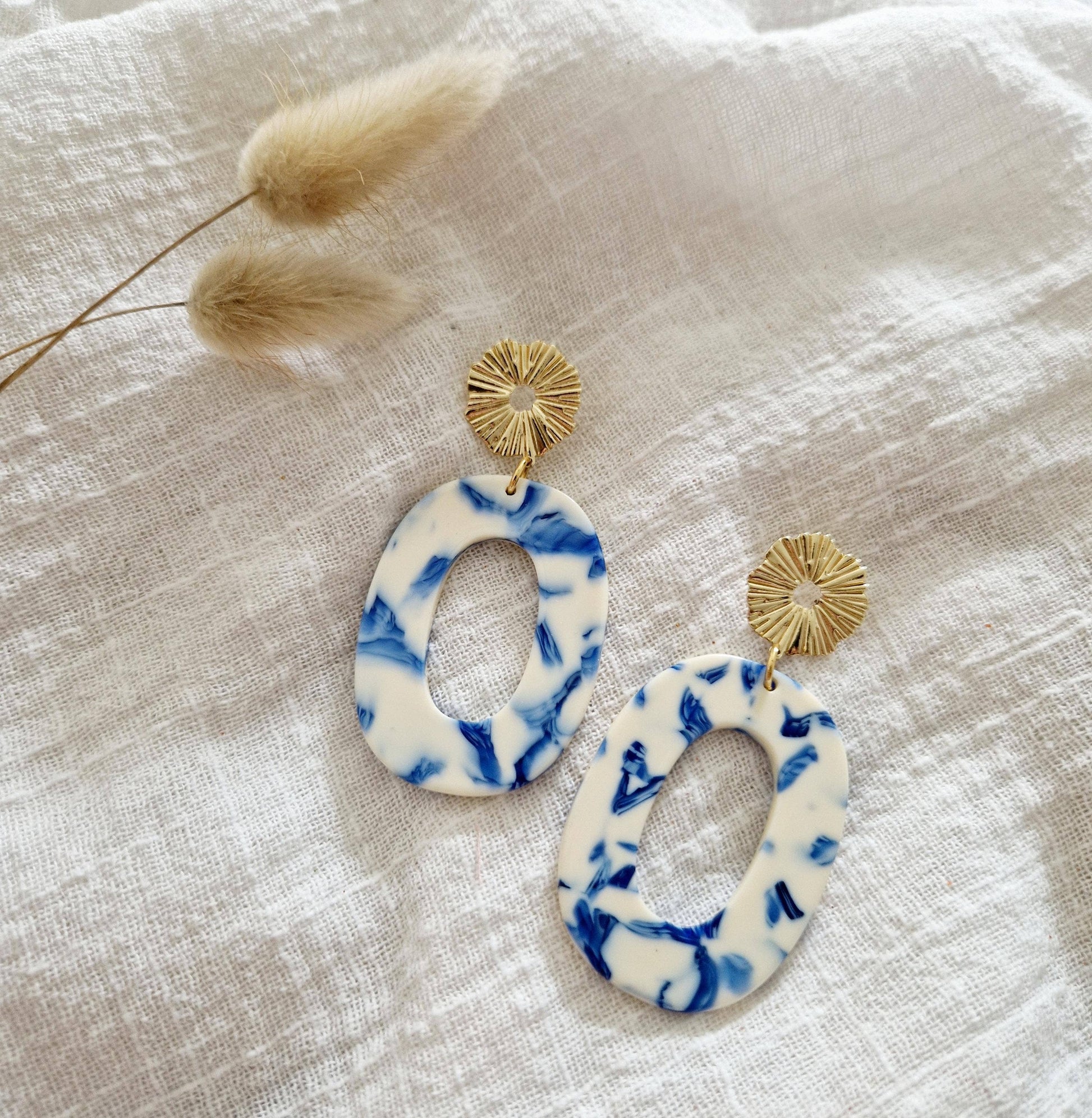 Blauw/crème ovale oorbellen