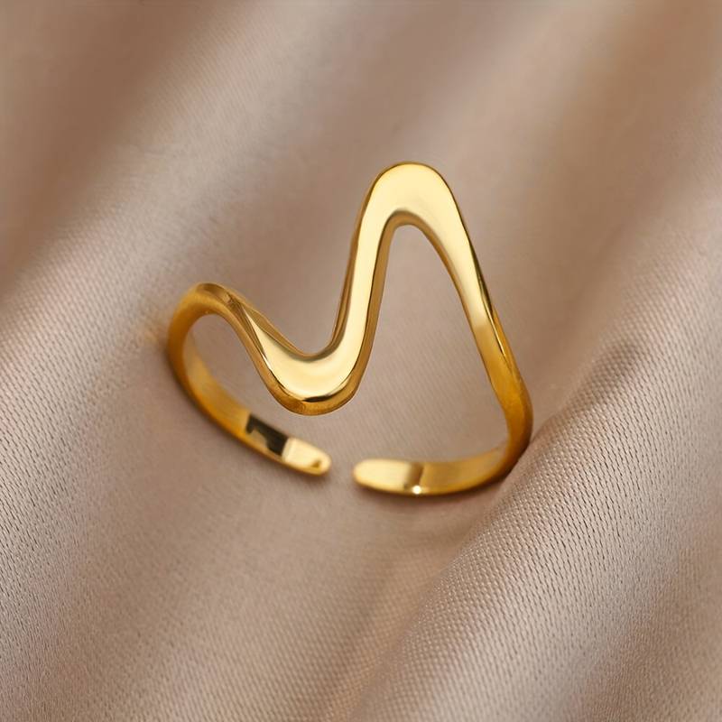 RING WITH WAVE CURVE