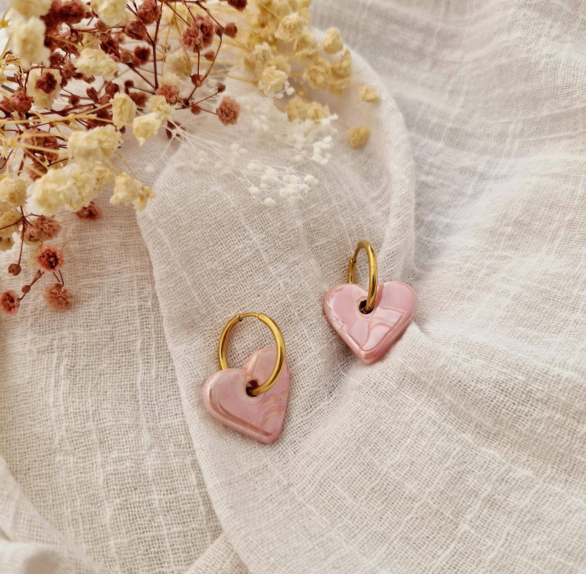 Roze parelmoer hart oorbellen